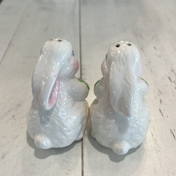 Vintage salt and‎ pepper, bunny shakers - Picture 3 of 6
